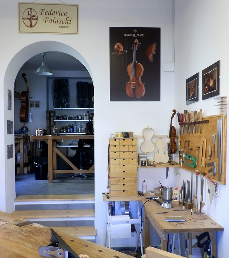 Luthier in Umbria: workshop