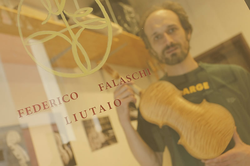 Artisan luthier Federico Falaschi
