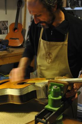 Restauro chitarra Verniciatura tavola